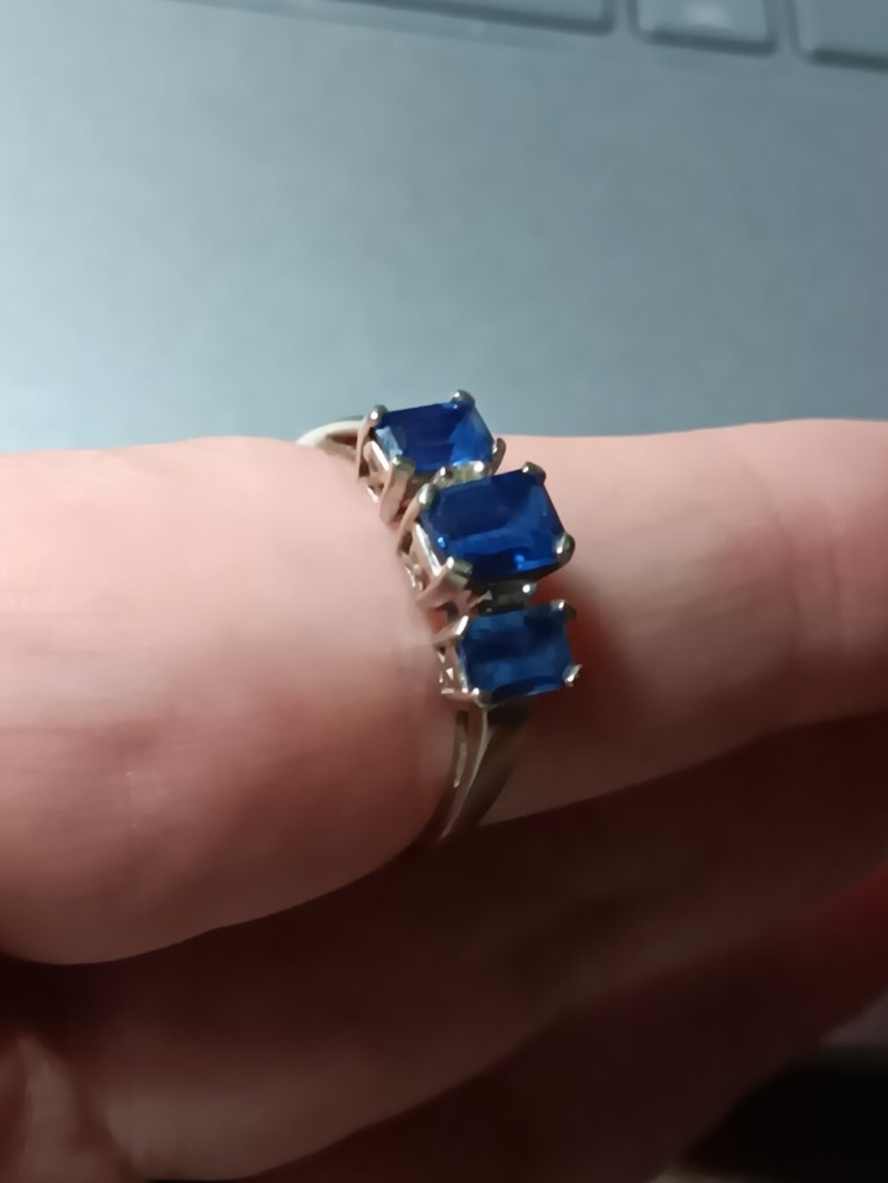 Vintage 10K Gold Layered Three-Stone Sapphire Ring – Size 10 Emerald Cut Trilogy - Picture 9 of 9